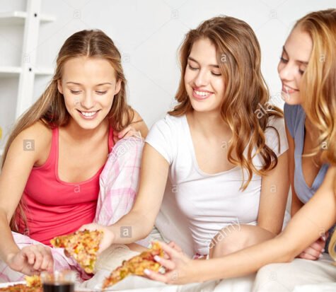 happy-friends-or-teen-girls-eating-pizza-at-home-FXW5J3 happy-friends-or-teen-girls-eating-pizza-at-home-FXW5J3