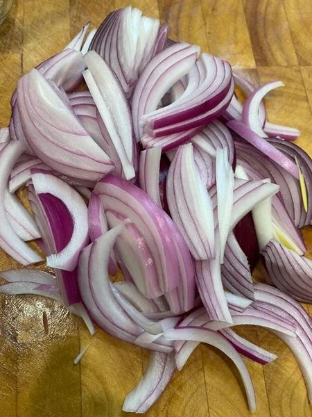 sliced red onions